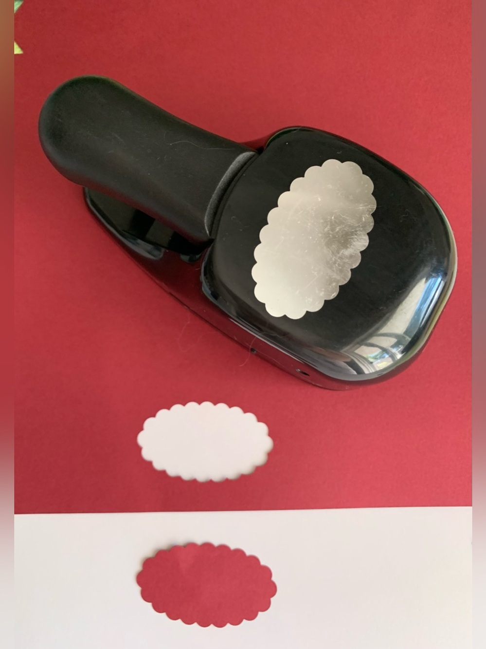 Stampin' Up! Scalloped Oval Paper Punch in excellent condition